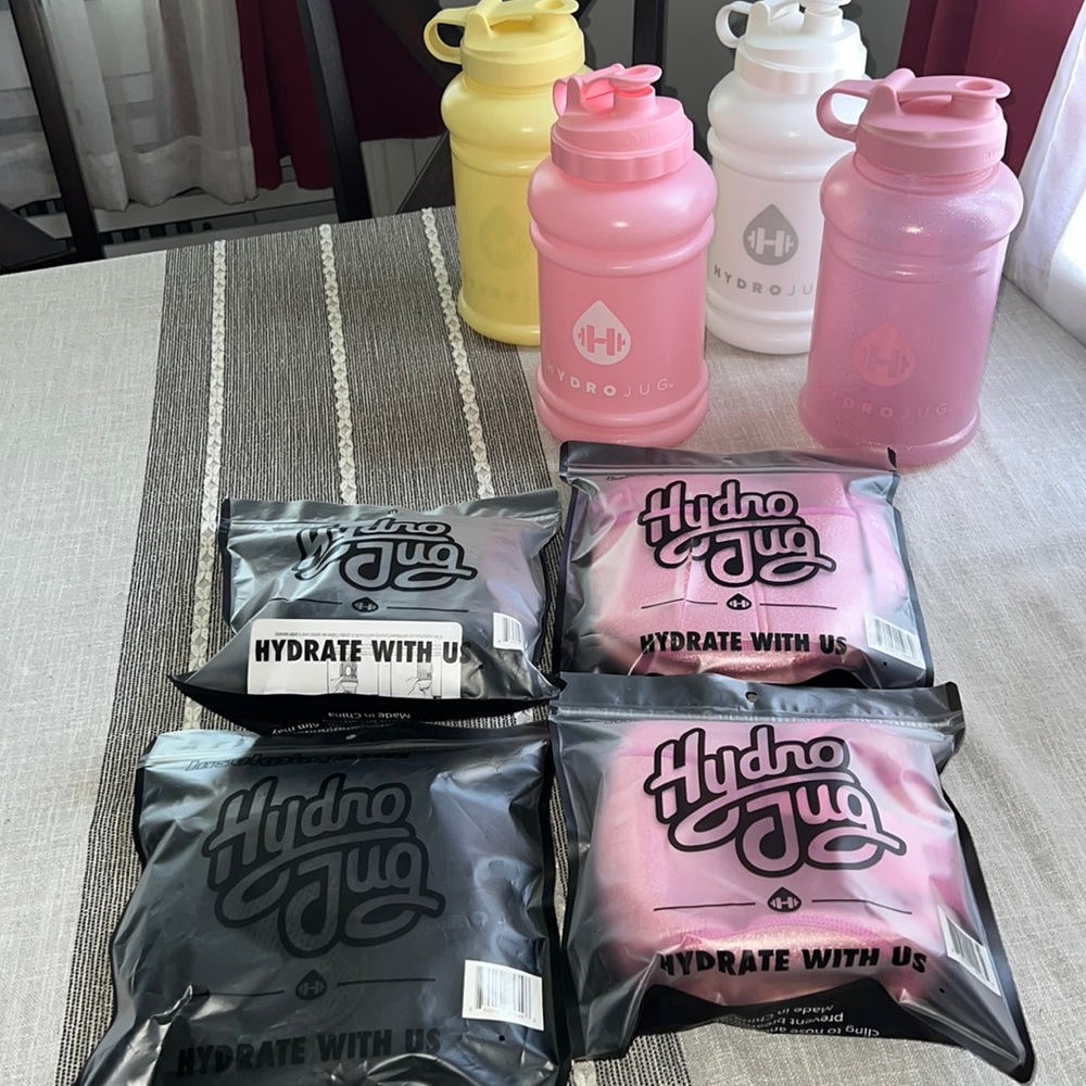 Hydrojug Bundle 1/2 Gallon Bottles 64 Oz 4 Bottles 4 Sleeves (Like New)